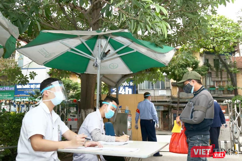 Hàng loạt biện pháp phòng, chống dịch được BV Hữu Nghị Việt Đức tiếp tục tăng cường vào sáng nay, 1/4, khi cả nước thực hiện cách ly (ảnh: Nguyễn Hương)