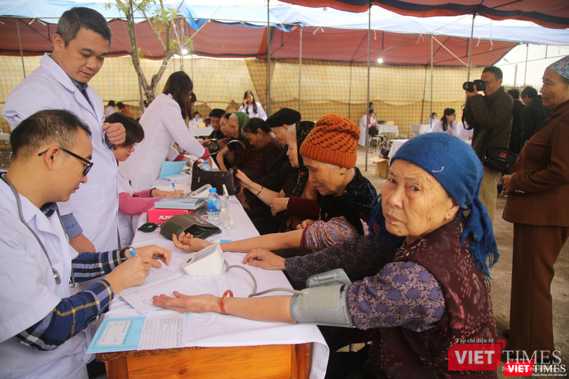 Một buổi khám bệnh cho bà con vùng núi của các bác sĩ Bệnh viện Đại học Y Hà Nội trước khi có dịch COVID-18 Một buổi khám bệnh cho bà con vùng núi của các bác sĩ Bệnh viện Đại học Y Hà Nội trước khi có dịch COVID-18