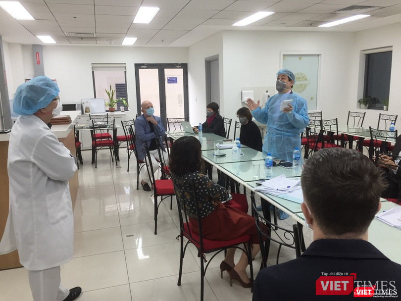 PGS.TS. Lương Ngọc Khuê - Cục trưởng Cục Quản lý Khám, chữa bệnh (Bộ Y làm việc với BV Việt Pháp về kiểm tra công tác phòng dịch COVID-19 sáng nay 5/4 (Ảnh: Lê Hảo) PGS.TS. Lương Ngọc Khuê - Cục Quản lý Khám, chữa bệnh (Bộ Y tế) kiểm tra công tác phòng dịch tại BV Việt Pháp