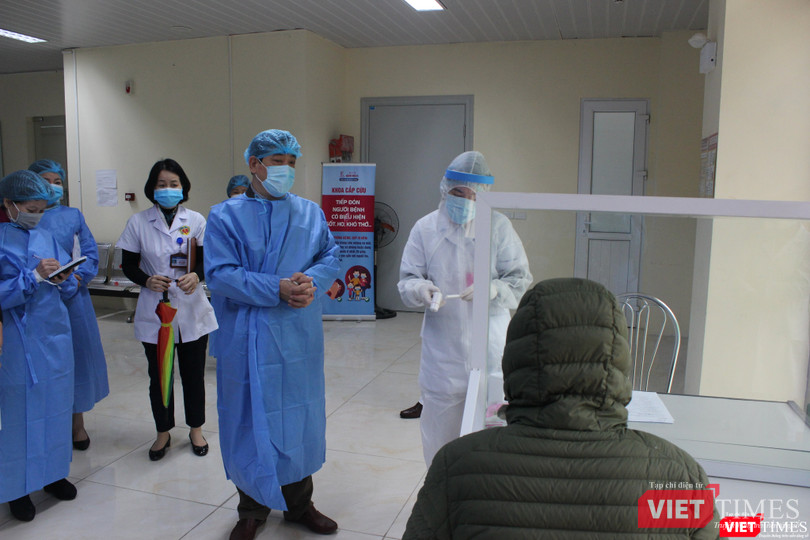 PGS.TS. Lương Ngọc Khuê - Cục trưởng Cục Quản lý Khám, chữa bệnh (Bộ Y tế) kiểm tra công tác phòng dịch tại BV E sáng nay 5/4 (ảnh: Lê Hảo) PGS.TS. Lương Ngọc Khuê - Cục Quản lý Khám, chữa bệnh (Bộ Y tế) kiểm tra công tác phòng dịch tại BV E sáng nay 5/4