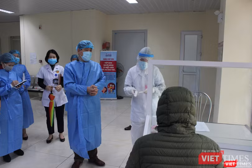 PGS.TS. Lương Ngọc Khuê - Cục Quản lý Khám, chữa bệnh (Bộ Y tế) kiểm tra công tác phòng dịch tại BV E sáng nay 5/4