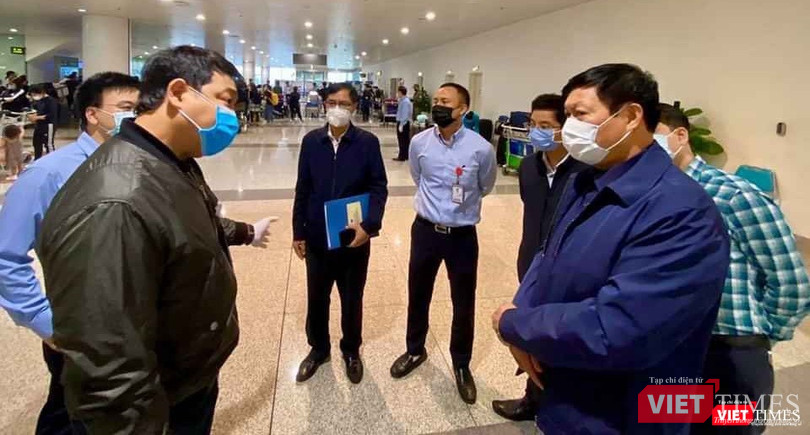 Thứ trưởng Bộ Y tế Đỗ Xuân Tuyên (bên phải) kiểm tra công tác phòng, chống dịch COVID -19 tại sân bay Nội Bài.