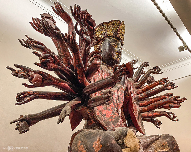 Hai bên thân tượng được khoét sâu các lỗ để tra cánh tay, sau đó gắn kết bằng sơn ta. Ảnh: Kiều Dương.