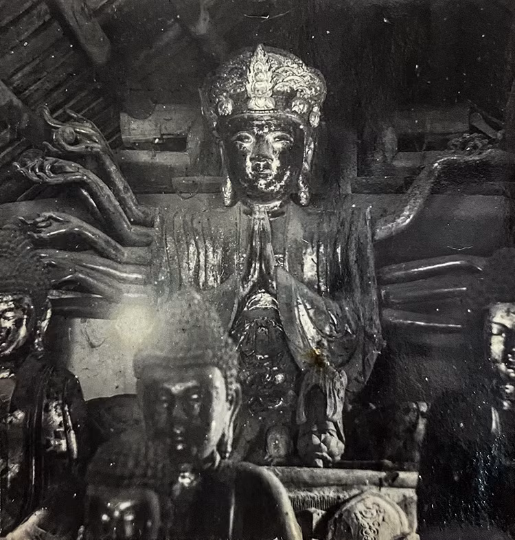 Tình trạng pho tượng khi vừa được phát hiện năm 1965. Ảnh tư liệu: Bảo tàng Mỹ thuật Việt Nam.