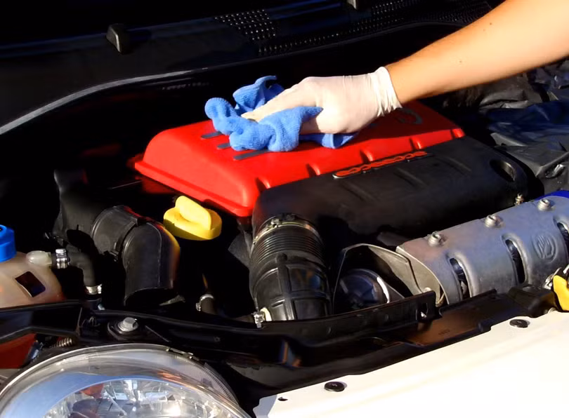 Việc phun nước hay sử dụng dịch vụ làm sạch khoang động cơ sẽ giúp việc bảo trì chiếc xe tốt hơn Việc phun nước hay sử dụng dịch vụ làm sạch khoang động cơ sẽ giúp việc bảo trì chiếc xe tốt hơn