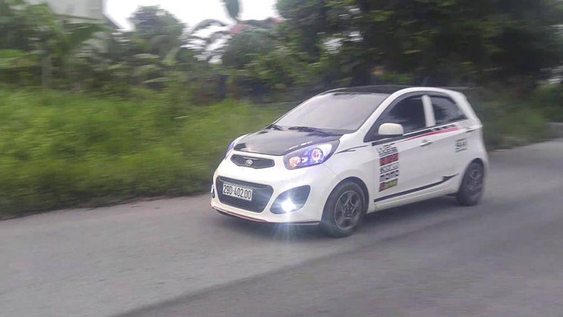 Một chiếc KIA Morning đã được độ đèn LED với nhiều màu sắc