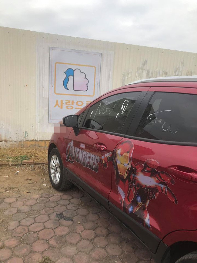 Hình ảnh chiếc xe ô tô bị viết chữ tục tĩu.