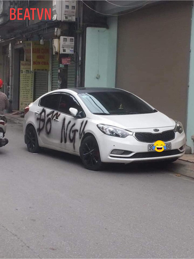 Chủ chiếc ô tô đỗ chắn cửa một căn nhà bên đường đã phải nhận hậu quả.