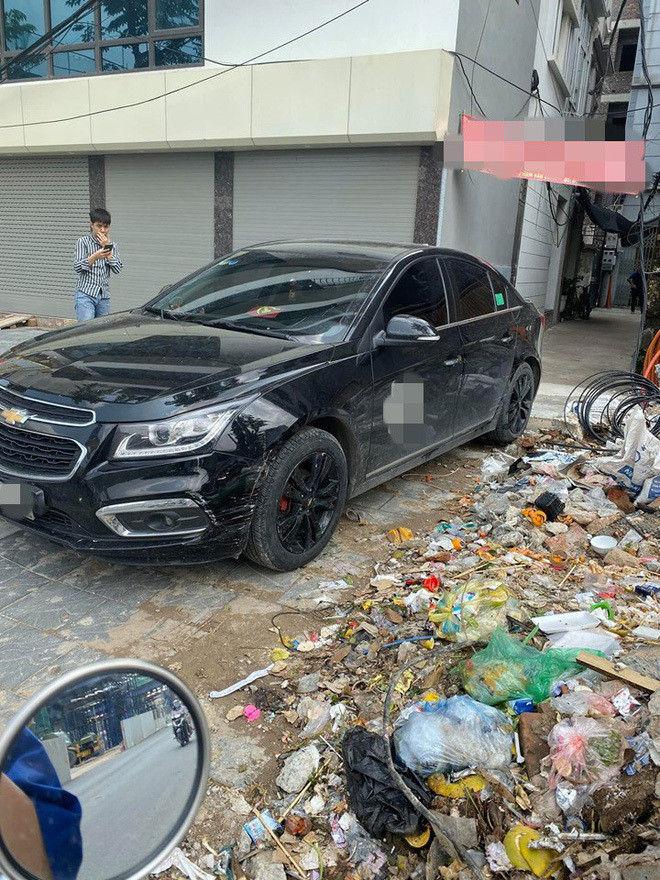 Chiếc xe ô tô đỗ trước ngõ nhỏ, chiếm hết cả đường đi lại. (Ảnh: Nhịp Sống Việt)