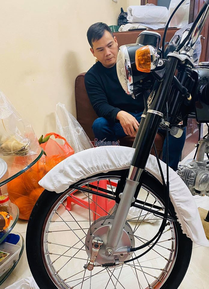 Anh Tú chăm chút cho siêu phẩm mới sưu tầm được của mình. Anh Tú chăm chút cho siêu phẩm mới sưu tầm được của mình.