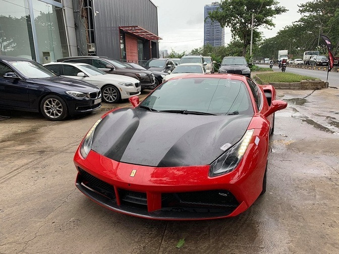 Ngựa đỏ Ferrari của Tuấn Hưng lăn bánh trở lại trên đường (Ảnh:Hai Dang Nguyen) Ngựa đỏ Ferrari của Tuấn Hưng lăn bánh trở lại trên đường (Ảnh:Hai Dang Nguyen)