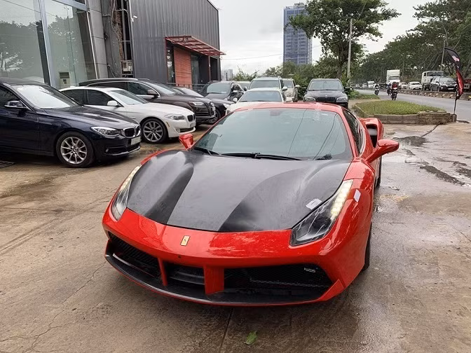 Ngựa đỏ Ferrari của Tuấn Hưng lăn bánh trở lại trên đường (Ảnh:Hai Dang Nguyen)