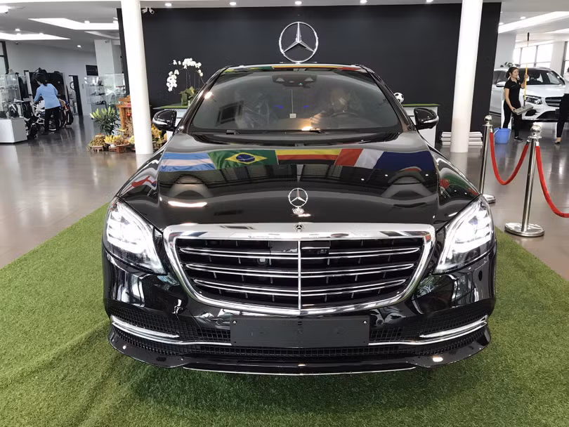 Mercedes là một thương hiệu đi đầu về công nghệ đèn xe thông minh Mercedes là một thương hiệu đi đầu về công nghệ đèn xe thông minh