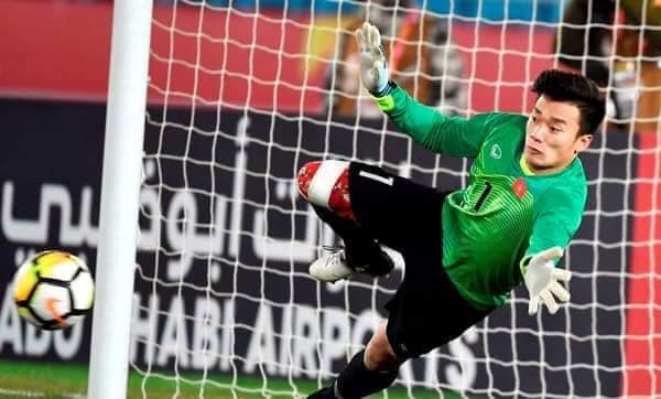 Thủ môn Bùi Tiến Dũng Đội tuyển U22 Việt Nam trong một pha bắt bóng tại Sea Games 30. 