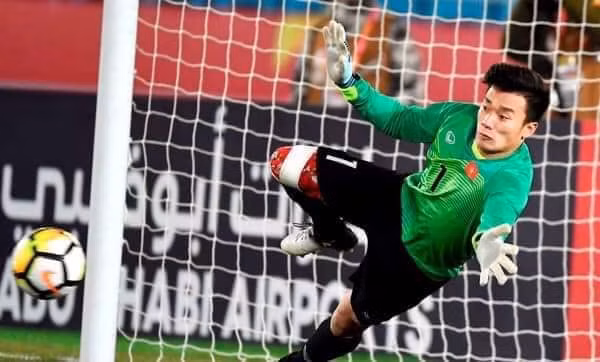 Thủ môn Bùi Tiến Dũng Đội tuyển U22 Việt Nam trong một pha bắt bóng tại Sea Games 30. 