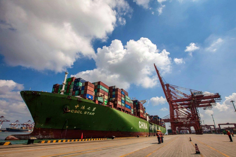 Một con tàu đang lên hàng tại cảng Thanh Đảo. Ông Trump hiện đã nâng mức thuế quan của Mỹ lên mức cao nhất kể nừ năm 1960. Ảnh: AFP/Getty Images