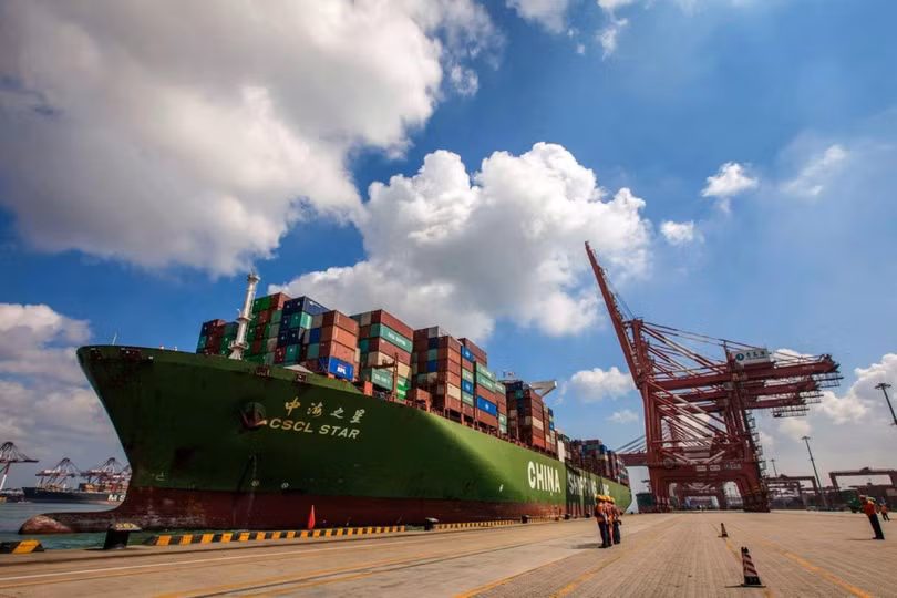 Một con tàu đang lên hàng tại cảng Thanh Đảo. Ông Trump hiện đã nâng mức thuế quan của Mỹ lên mức cao nhất kể nừ năm 1960. Ảnh: AFP/Getty Images