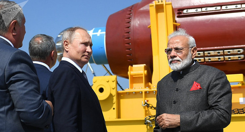 Tổng thống Putin và Thủ tướng Modi thăm một nhà máy đóng tàu quân sự. Ảnh: Sputnik