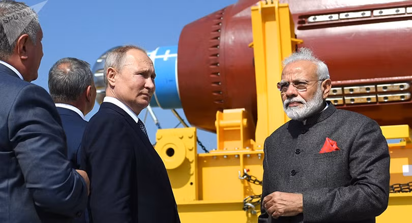 Tổng thống Putin và Thủ tướng Modi thăm một nhà máy đóng tàu quân sự. Ảnh: Sputnik