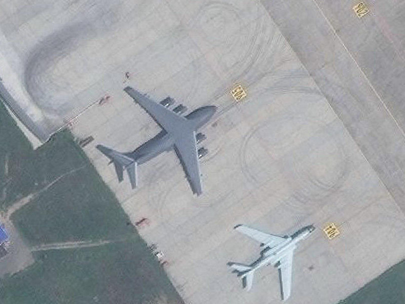 Ảnh vệ tinh chụp chiếc H-6N bên cạnh chiếc Y-20U có khả năng tiếp dầu trên không. Ảnh: Đa Chiều Ảnh vệ tinh chụp chiếc H-6N bên cạnh chiếc Y-20U có khả năng tiếp dầu trên không. Ảnh: Đa Chiều