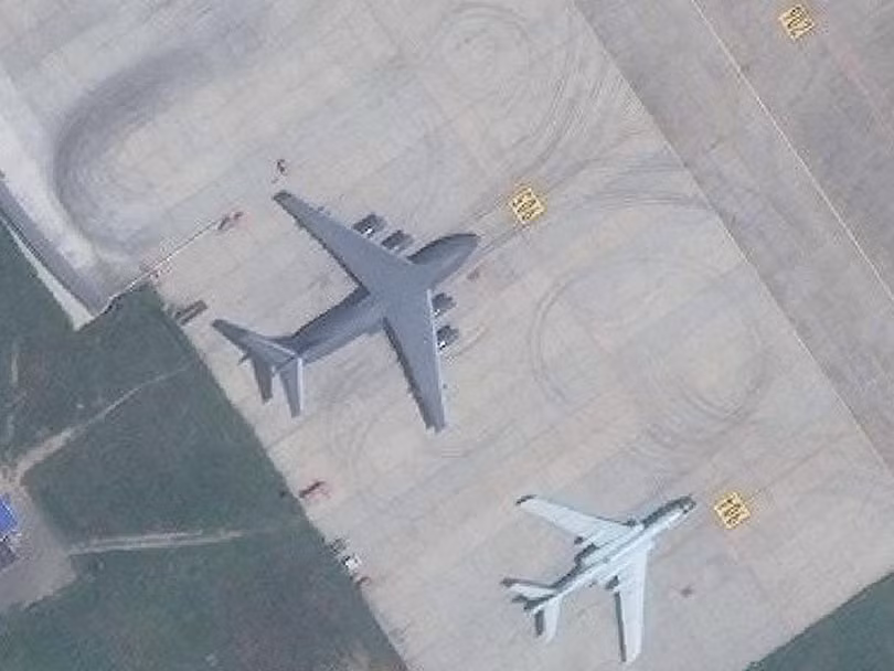 Ảnh vệ tinh chụp chiếc H-6N bên cạnh chiếc Y-20U có khả năng tiếp dầu trên không. Ảnh: Đa Chiều