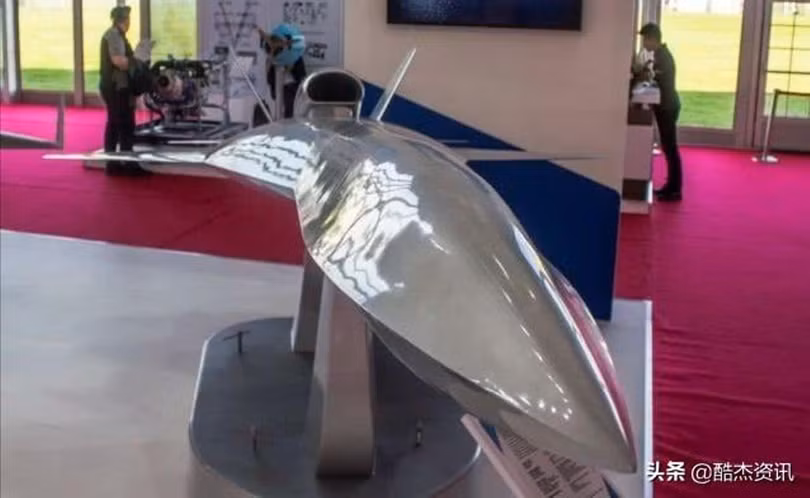 Chiếc LJ-1 mẫu được trưng bày tại Triển lãm hàng không Moscow 2019. Ảnh: Kknews