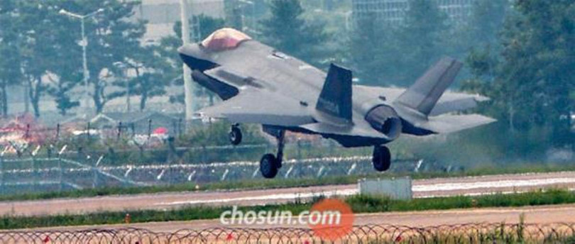 Một trong hai chiếc F-35A của không quân Hàn Quốc hạ cánh xuống sân bay Cheongju ngày 21/8