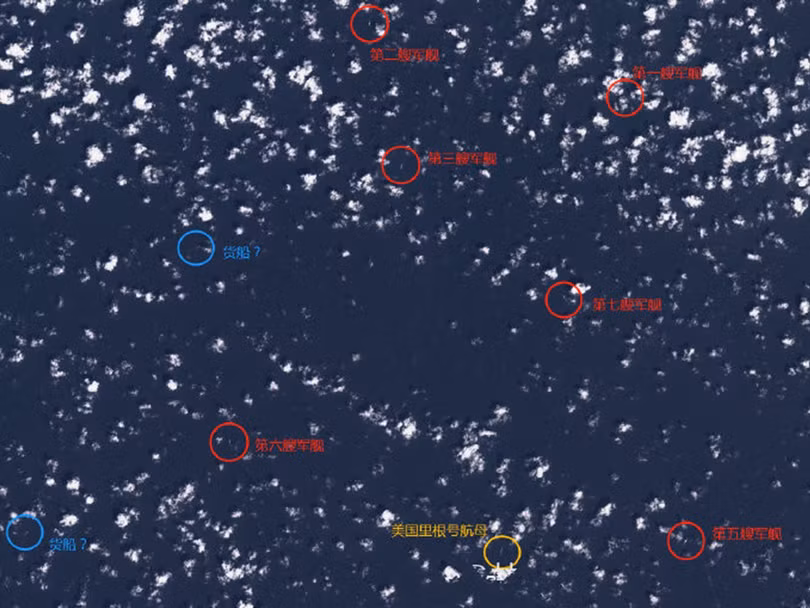 Anh vệ tinh cho thấy tàu USS Ronald Reagan (khoanh vàng) bị các tàu chiến nghi là của Trung Quốc (trong vòng màu đỏ) vây quanh