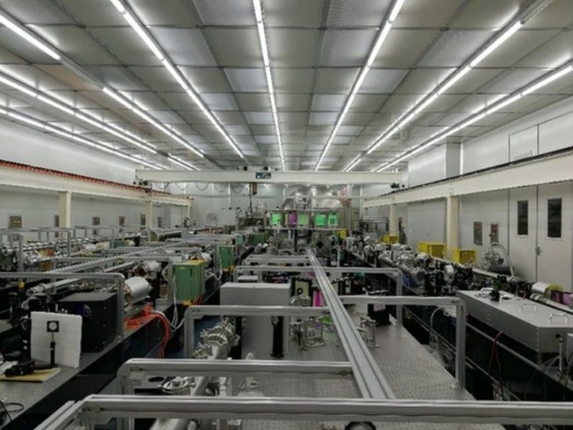Bên trong xưởng nghiên cứu chế tạo thiết bị laser định hướng năng lượng. Ảnh: Creaders