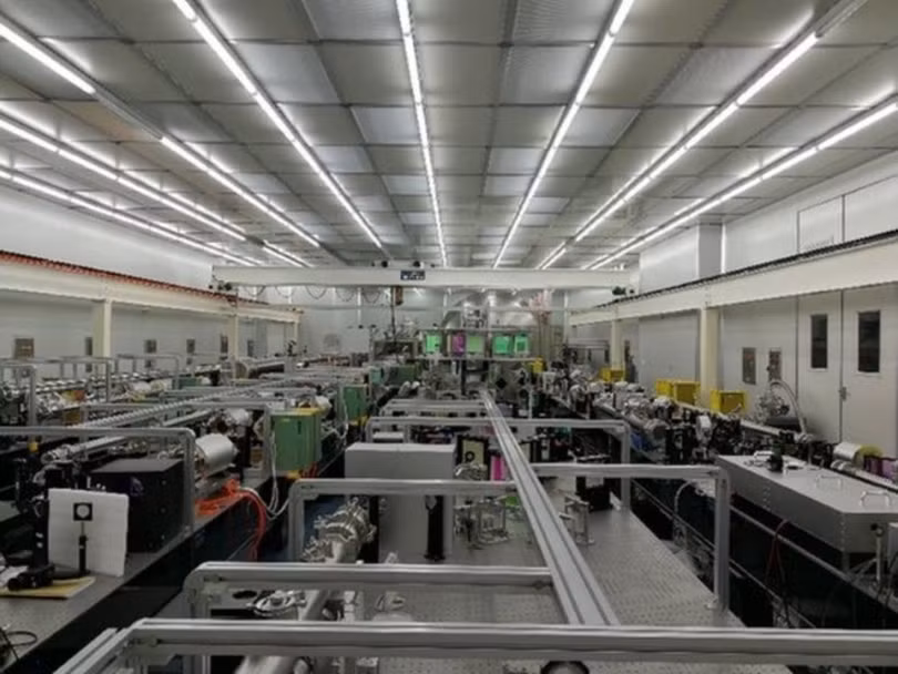 Bên trong xưởng nghiên cứu chế tạo thiết bị laser định hướng năng lượng. Ảnh: Creaders Bên trong xưởng nghiên cứu chế tạo thiết bị laser định hướng năng lượng. Ảnh: Creaders