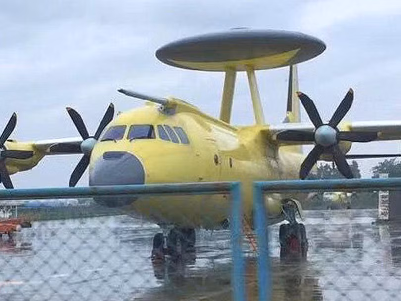 Loại máy bay báo động sớm KJ-500A cũng được lắp ống tiếp nhận nhiên liệu trên không. Ảnh: Đa Chiều