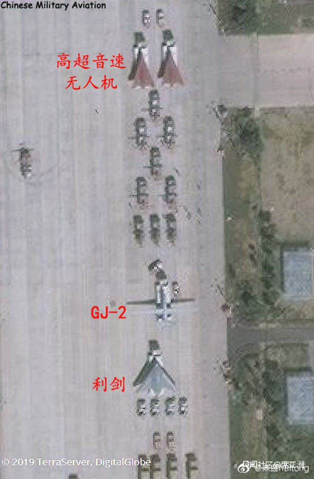 Ảnh vệ tinh chụp các loại máy bay không người lái trên thao trường luyện tập diễu binh: trên cùng là WZ-8, giữa là GJ-2.dưới là Lijian Ảnh vệ tinh chụp các loại máy bay không người lái trên thao trường luyện tập diễu binh: trên cùng là WZ-8, giữa là GJ-2.dưới là Lijian
