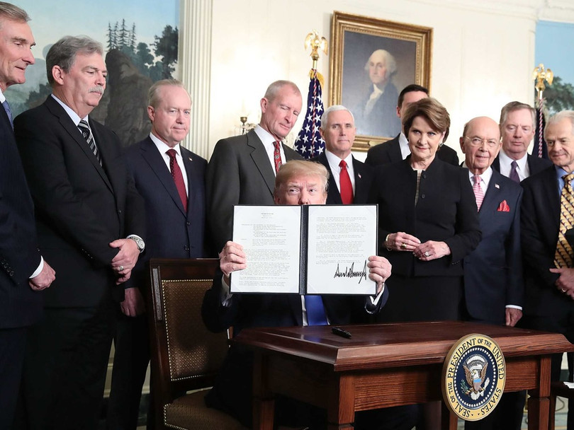 Ông Donald Trump ký quyết định gia tăng mức thuế đối với hàng hóa Trung Quốc nhập khẩu Mỹ. Ảnh: Internet