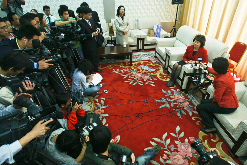 Bà Elaine Chao gặp gỡ giới báo chí trong chuyến tới Trung Quốc hồi đầu năm nay. Ảnh: New York Times Bà Elaine Chao gặp gỡ giới báo chí trong chuyến tới Trung Quốc hồi đầu năm nay. Ảnh: New York Times