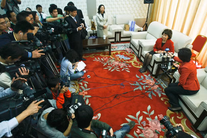 Bà Elaine Chao gặp gỡ giới báo chí trong chuyến tới Trung Quốc hồi đầu năm nay. Ảnh: New York Times