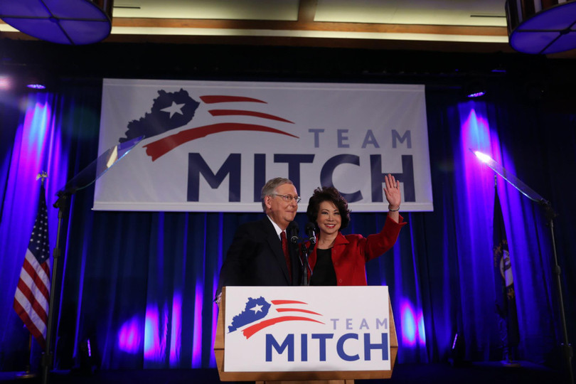 Bà Elaine Chao và chồng, Thượng nghị sỹ Mitch McConnell đã nhận được hàng chục triệu USD ủng hộ của gia đình bà trong chiến dịch tranh cử. Ảnh: New York Times Bà Elaine Chao và chồng, Thượng nghị sỹ Mitch McConnell đã nhận được hàng chục triệu USD ủng hộ của gia đình bà trong chiến dịch tranh cử. Ảnh: New York Times