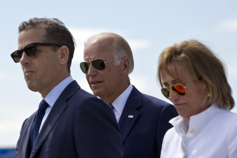 Gia đình ông Joe Biden (giữa) với con trai Hunter (trước) và con gái Gia đình ông Joe Biden (giữa) với con trai Hunter (trước) và con gái