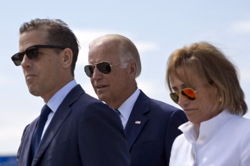 Gia đình ông Joe Biden (giữa) với con trai Hunter (trước) và con gái