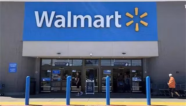 Hệ thống siêu thị Wal-Mart ngừng bán súng trường cùng đạn dược, cấm khách hàng mang súng vào cửa hàng. Ảnh Đa Chiều