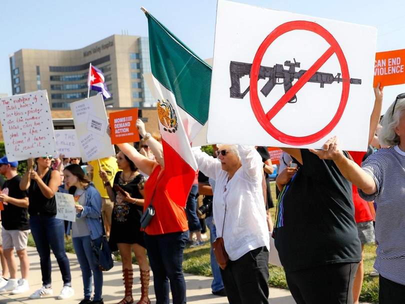 Sau khi liên tiếp xảy ra 2 vụ xả súng nghiêm trọng ở Ohio và Texas, những người biểu tình đã tụ tập biểu tình phản đối ông Trump khi ông tới Miami. Ảnh: Đa Chiều Sau khi liên tiếp xảy ra 2 vụ xả súng nghiêm trọng ở Ohio và Texas, những người biểu tình đã tụ tập biểu tình phản đối ông Trump khi ông tới Miami. Ảnh: Đa Chiều