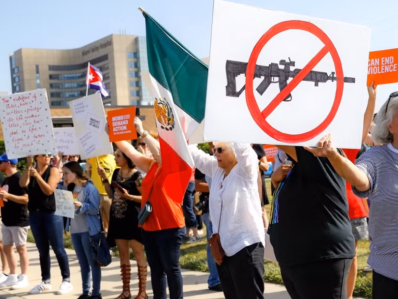 Sau khi liên tiếp xảy ra 2 vụ xả súng nghiêm trọng ở Ohio và Texas, những người biểu tình đã tụ tập biểu tình phản đối ông Trump khi ông tới Miami. Ảnh: Đa Chiều