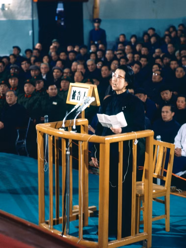 Bà Giang Thanh, phu nhân ông Mao Trạch Đông bị Tòa án đặc biệt đưa ra xét xử năm 1981. Ảnh Đa Chiều/VCG Bà Giang Thanh, phu nhân ông Mao Trạch Đông bị Tòa án đặc biệt đưa ra xét xử năm 1981. Ảnh Đa Chiều/VCG