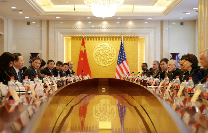 Bà Elaine Chao dẫn đầu đoàn Bộ Giao thông Vận tải Mỹ hội đàm với phía Trung Quốc trong chuyến thăm Trung Quốc năm 2018. Ảnh: New York Times Bà Elaine Chao dẫn đầu đoàn Bộ Giao thông Vận tải Mỹ hội đàm với phía Trung Quốc trong chuyến thăm Trung Quốc năm 2018. Ảnh: New York Times