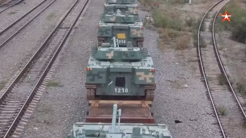 Các phương tiện quân sự được chuyển từ Trung Quốc tới bằng tàu hỏa. Ảnh: Guancha