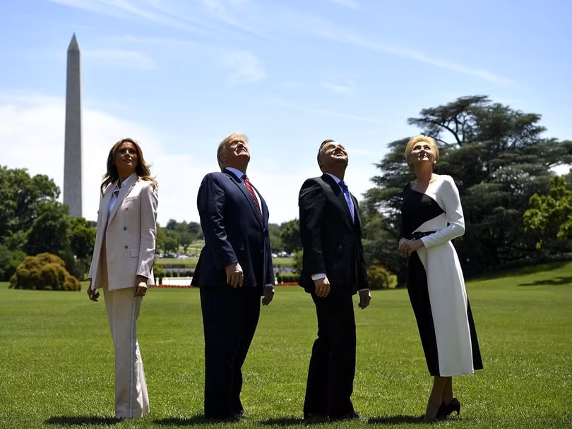 Vợ chồng Tổng thống Mỹ Donald Trump và vợ chồng Tổng thống Ba Lan Andrzej Duda xem máy bay F-35A bay lượn trên bầu trời khu vực Nhà Trắng ra mắt khách Ba Lan hôm 12/6/2019. Ảnh: Đa Chiều