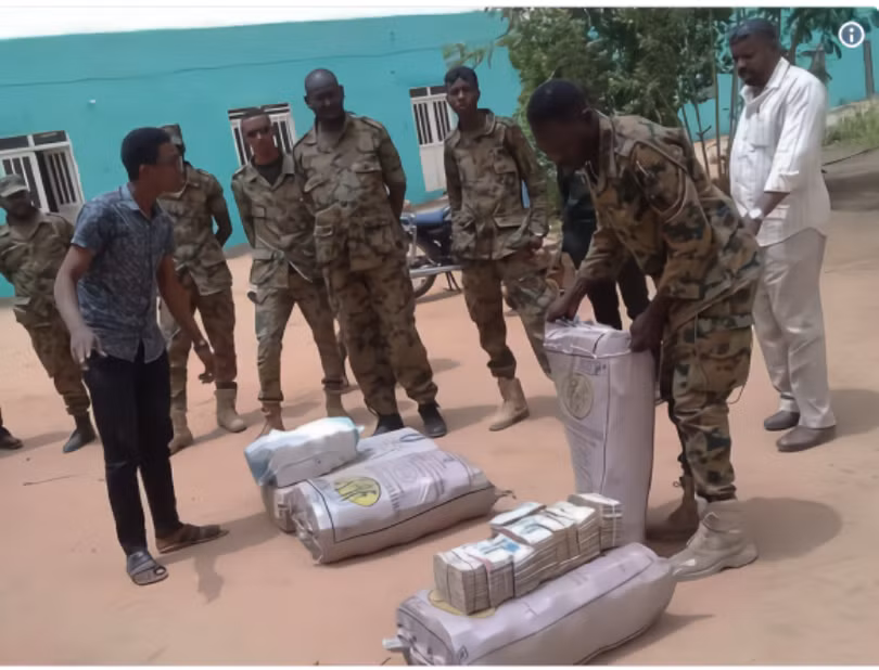 Tiền mặt thu được tại nhà riêng ông Omar al-Bashir 4 bao tải loại 50kg chứa không hết. (Ảnh: Radio Dabanga)