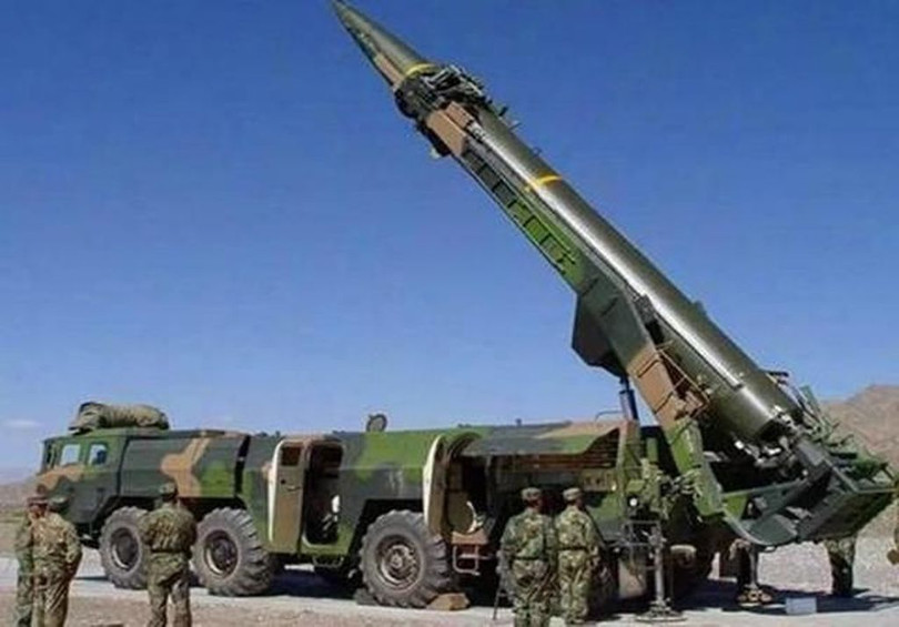 Tên lửa siêu thanh DF-17 đang triển khai chuẩn bị phóng