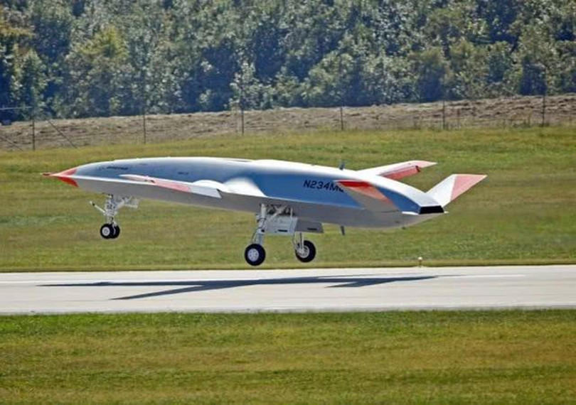 Giám đốc dự án MQ-25 của hãng Boeing, ông Dave Bujold nói, đây là một bước quan trọng để đưa máy bay không người lái lên boong tàu sân bay. Ông nói trong cuộc họp báo: “Chiếc MQ-25 Stingray bay trên bầu trời là bằng chứng cho thấy sự hợp tác giữa đội ngũ của công ty Boeing và Hải quân về công nghệ, hệ thống và quy trình để giúp đưa MQ-25 lên tàu sân bay. Chiếc máy bay và kế hoạch thử nghiệm chuyến bay của nó đảm bảo rằng chúng tôi sẽ giao MQ-25 cho các biên đội tàu sân bay, đáp ứng mọi yêu cầu để Hải quân Mỹ đủ khả năng thực hiện các nhiệm vụ quan trọng một cách an toàn và đáng tin cậy”. Giám đốc dự án MQ-25 của hãng Boeing, ông Dave Bujold nói, đây là một bước quan trọng để đưa máy bay không người lái lên boong tàu sân bay. Ông nói trong cuộc họp báo: “Chiếc MQ-25 Stingray bay trên bầu trời là bằng chứng cho thấy sự hợp tác giữa đội ngũ của công ty Boeing và Hải quân về công nghệ, hệ thống và quy trình để giúp đưa MQ-25 lên tàu sân bay. Chiếc máy bay và kế hoạch thử nghiệm chuyến bay của nó đảm bảo rằng chúng tôi sẽ giao MQ-25 cho các biên đội tàu sân bay, đáp ứng mọi yêu cầu để Hải quân Mỹ đủ khả năng thực hiện các nhiệm vụ quan trọng một cách an toàn và đáng tin cậy”.