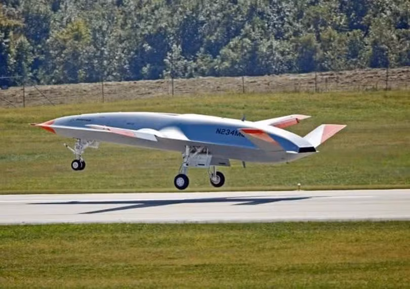 Giám đốc dự án MQ-25 của hãng Boeing, ông Dave Bujold nói, đây là một bước quan trọng để đưa máy bay không người lái lên boong tàu sân bay. Ông nói trong cuộc họp báo: “Chiếc MQ-25 Stingray bay trên bầu trời là bằng chứng cho thấy sự hợp tác giữa đội ngũ của công ty Boeing và Hải quân về công nghệ, hệ thống và quy trình để giúp đưa MQ-25 lên tàu sân bay. Chiếc máy bay và kế hoạch thử nghiệm chuyến bay của nó đảm bảo rằng chúng tôi sẽ giao MQ-25 cho các biên đội tàu sân bay, đáp ứng mọi yêu cầu để Hải quân Mỹ đủ khả năng thực hiện các nhiệm vụ quan trọng một cách an toàn và đáng tin cậy”.