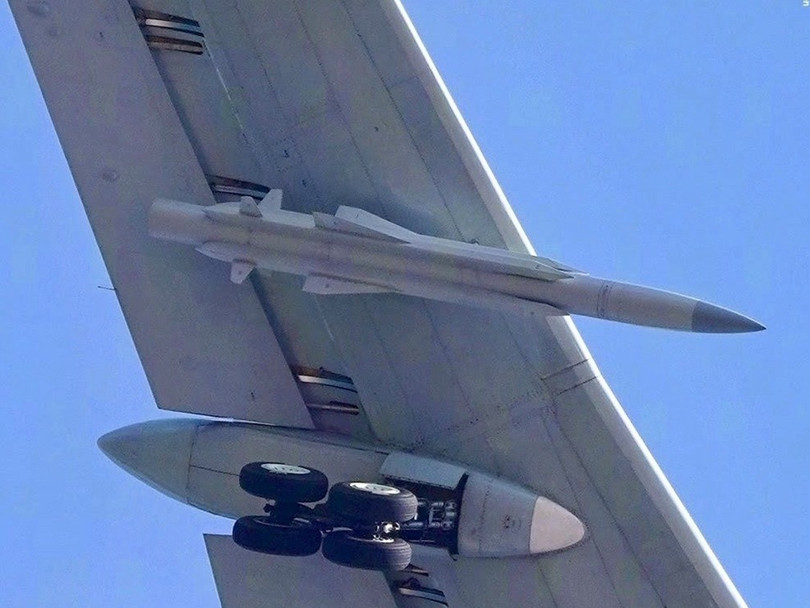 Máy bay H-6M mang tên lửa chống hạm cỡ lớn YJ-12. Ảnh: Đa Chiều Máy bay H-6M mang tên lửa chống hạm cỡ lớn YJ-12. Ảnh: Đa Chiều